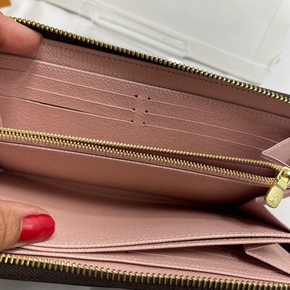 - Louis Vuitton Zippy Wallet in Monogram, comes with dust bag, box and receipt. - Picture 7 of 14